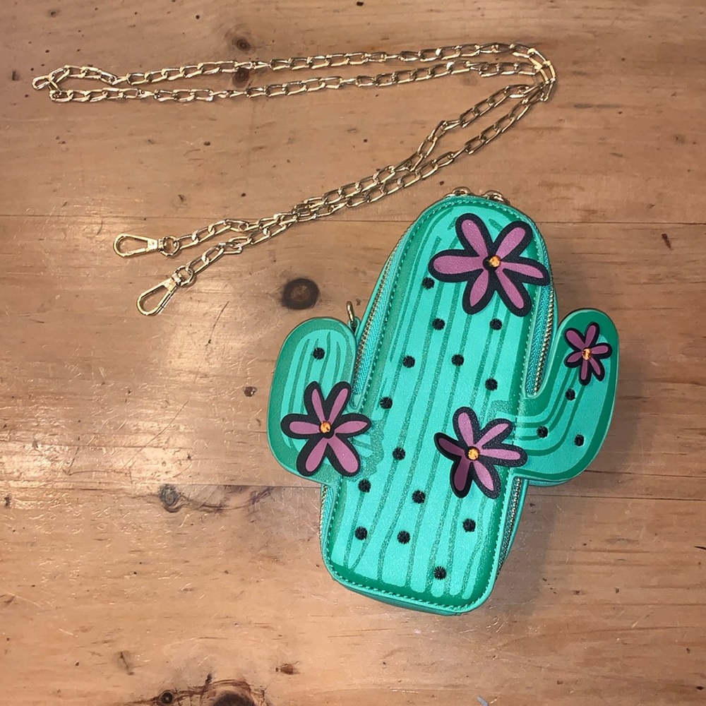 BNIB- Cactus Crossbody! 🌵 Removable Gold Strap- Adorable Leather Purse
